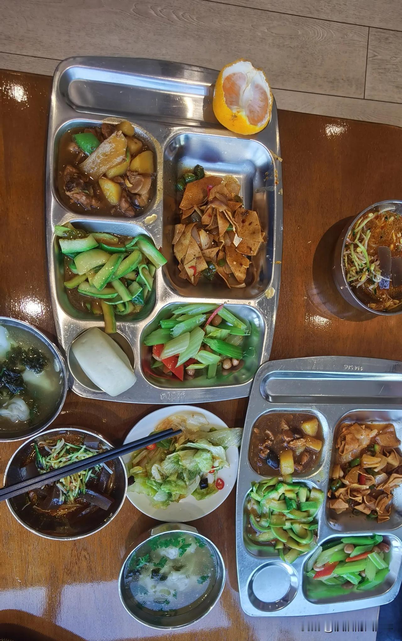 中午带着同事一起蹭商城的员工餐，商城老板确实不错，为自己员工和商城里的商铺员工提