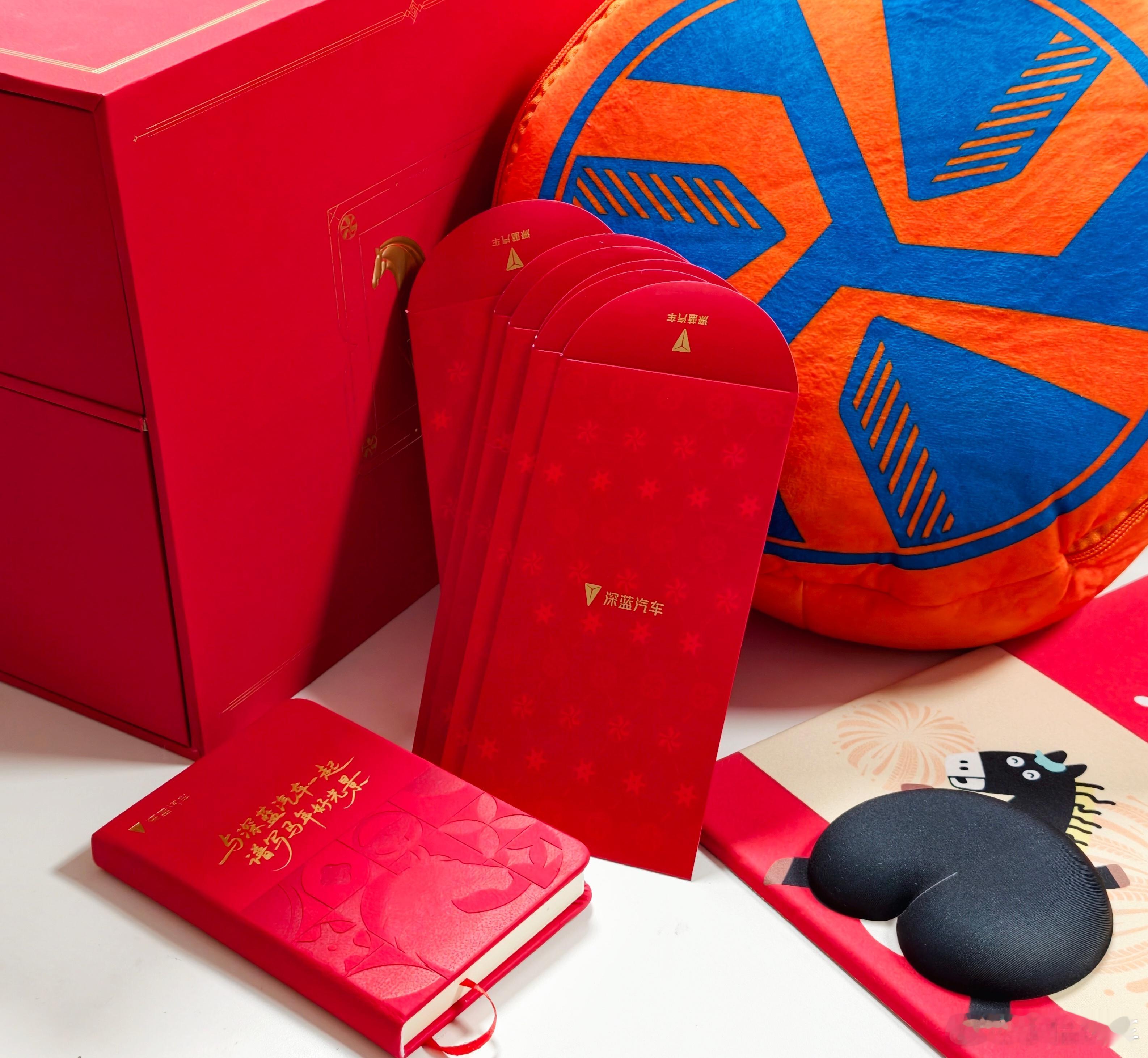 深蓝这次的新春礼盒是真走心！精致梳妆台礼盒设计，里面有毯子、红包、笔记本、鼠标垫