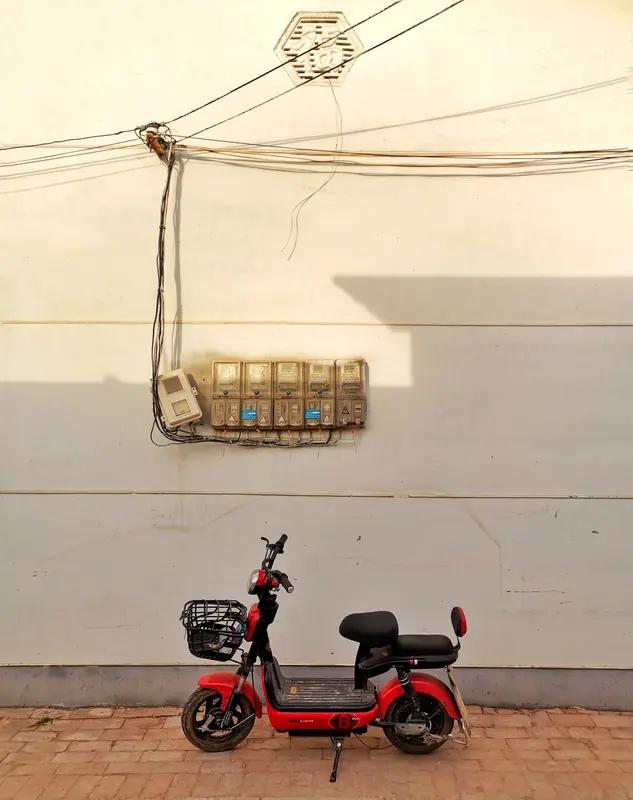 小伙杭州零押金租电动车送外卖，忘还三年平台一直扣费 ，3年欠款滚到2万多 ，20