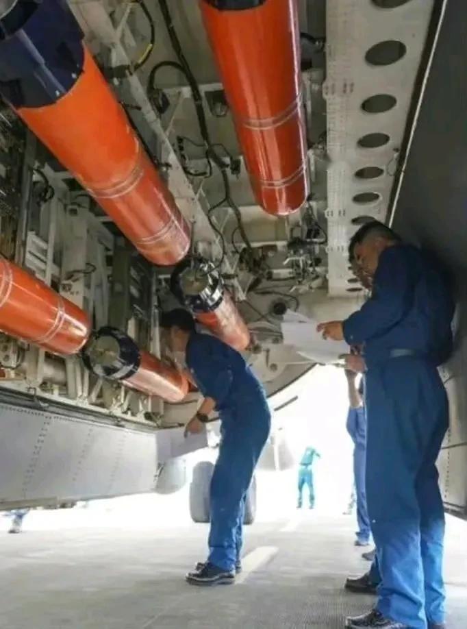 运一8反潜机采用了世界上最先进的技术，探测范围扩大，让敌人无藏身之所。[赞][赞