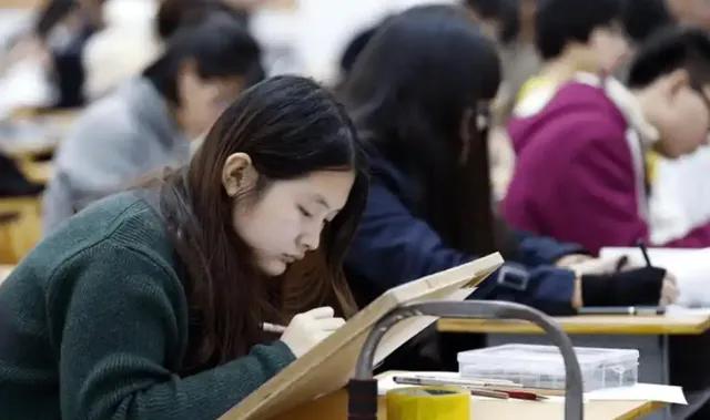 真相”大学1500生活费，在高校是“体面”还是“苟活”？真相扎心。
全国高校月均