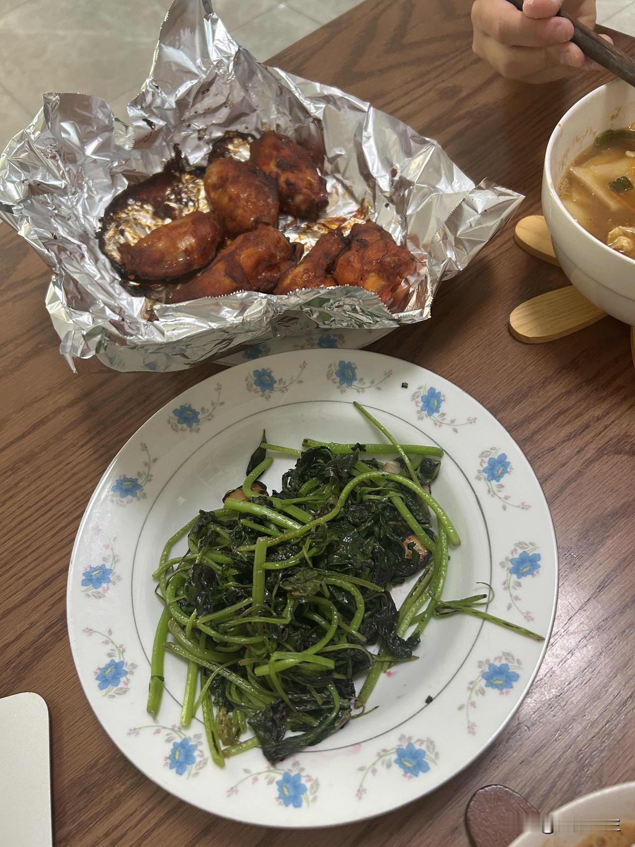 放暑假最难搞的就是给孩子做饭。

一日三餐按点做，她没有运动量真吃不了多少。
