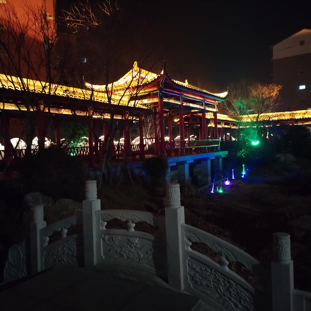 你觉得城市夜间路口少了什么东西？
城市夜间路口，总感觉少了点氛围感。就拿那些繁华