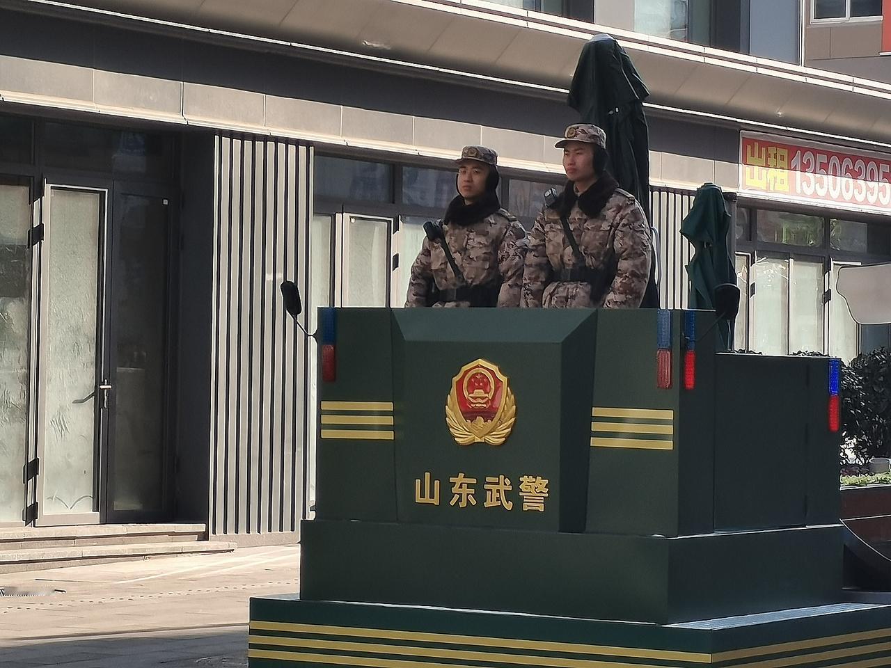 今天最低气温零下8度，也是青岛入冬以来最冷的一天了。著名的台东三路商业步行街没有