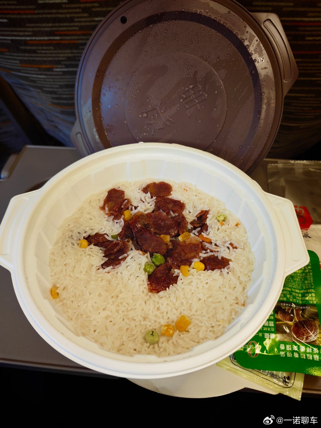 唉 中午没吃饭 本来不想在高铁上吃饭 饿的不行了 吃碗腊味饭  40大洋 