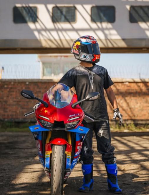 张雪 820RR-RS：国产可上牌赛道三缸仿赛，不只是颜值噱头
2026 中国摩