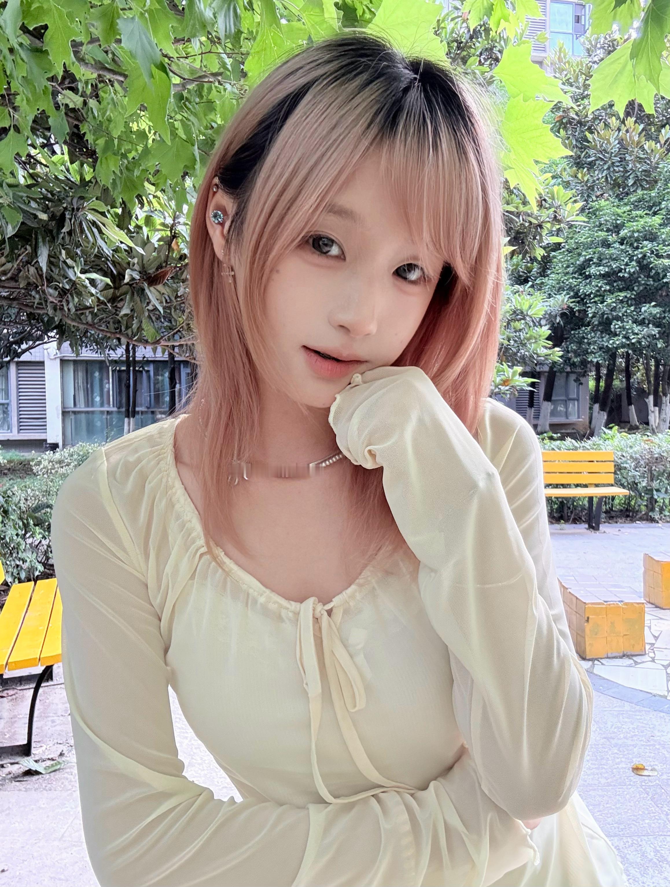 嫩黄色 