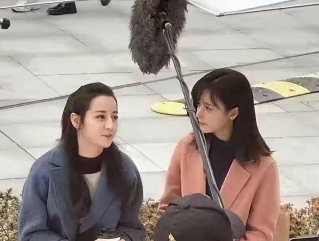 迪丽热巴和替身合影，长得太像了，一眼难辨 