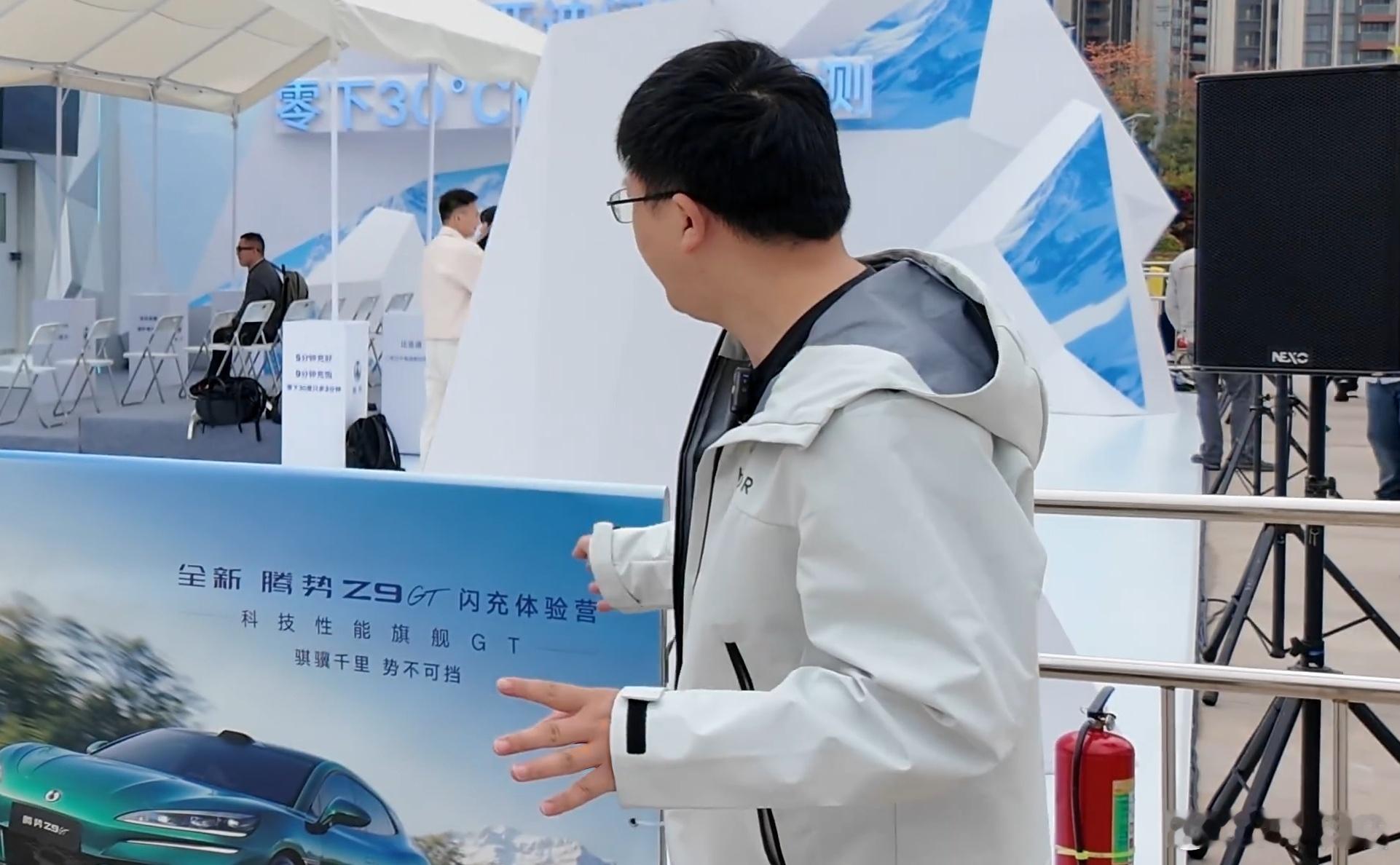 什么？！数码博主拿到的伴手礼又增值啦现在有两件，一件是荣耀WIN发布时候的一件冲