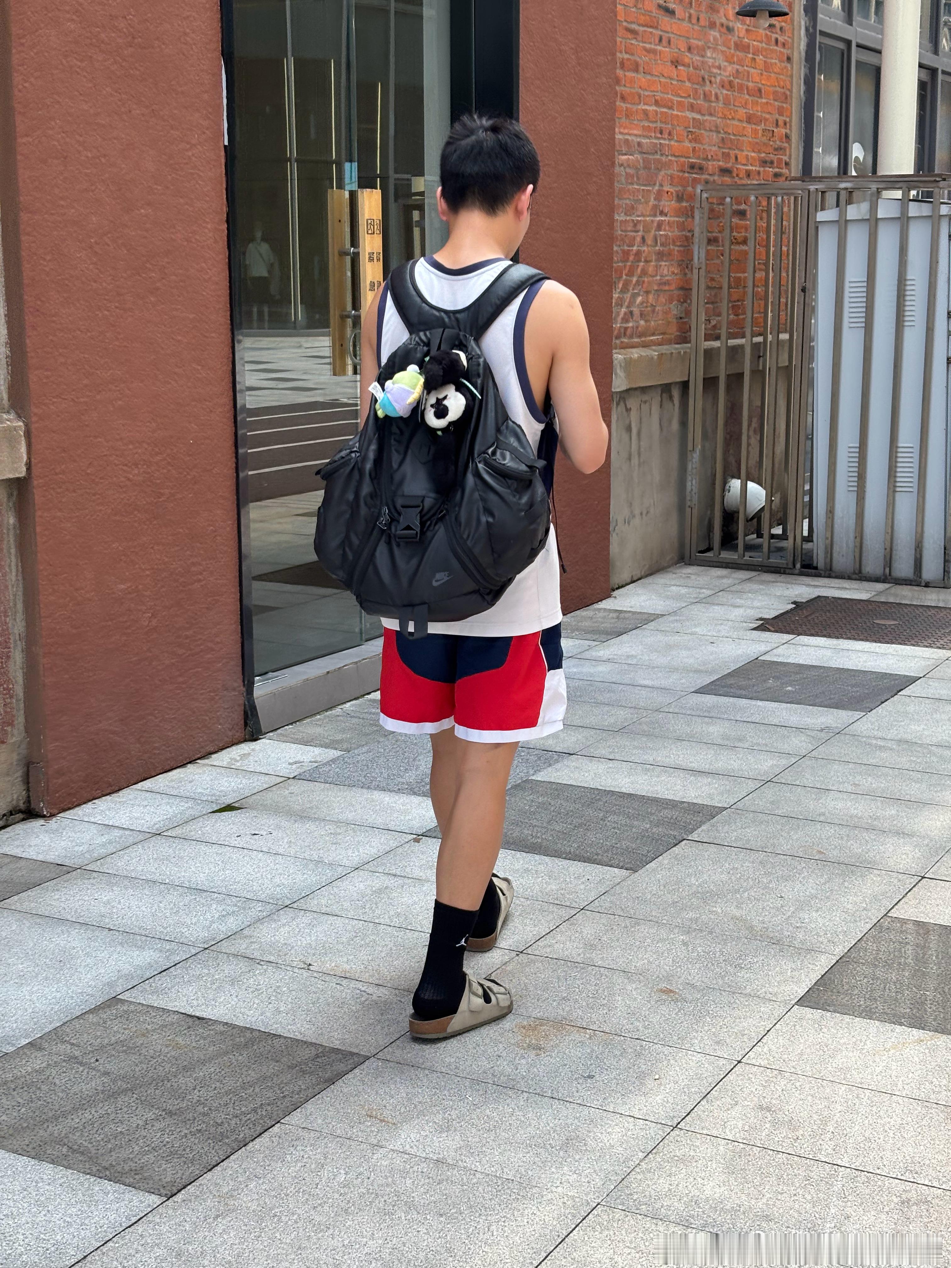 放暑假了独自前往球馆打球的小小少年 