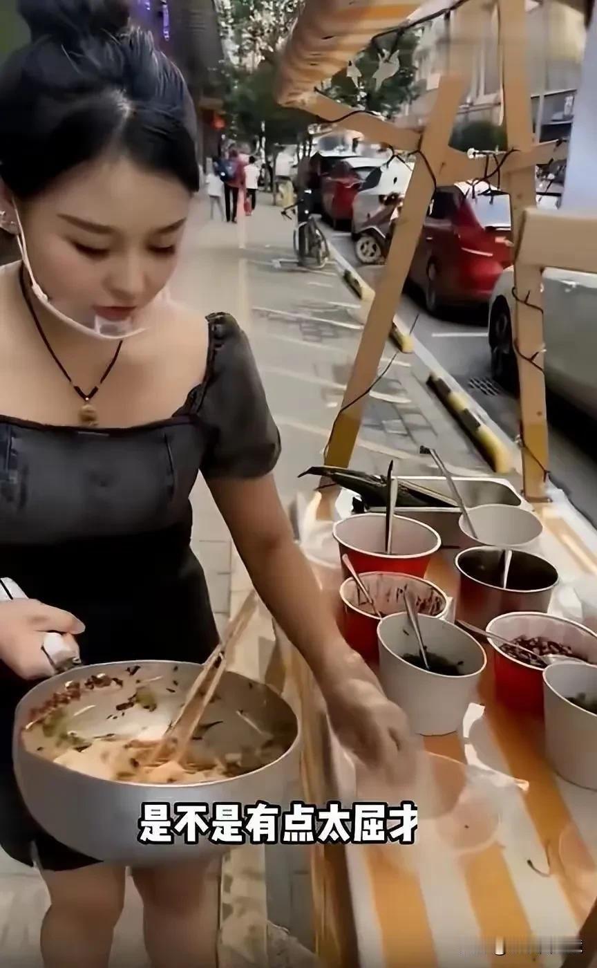 这样的女人在街头卖凉皮，生意不好都难啊！
走过路过的人，都会忍不住停下脚步吃一碗