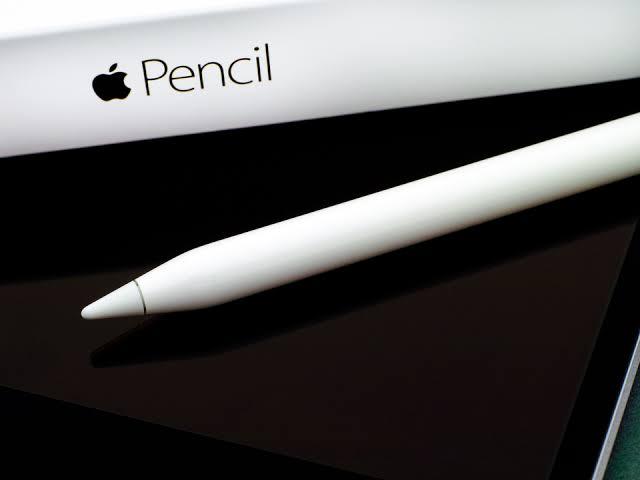 最近，我看到一些喜欢写字、画画的博主，又开始在找iPad屏幕类纸膜和Apple 