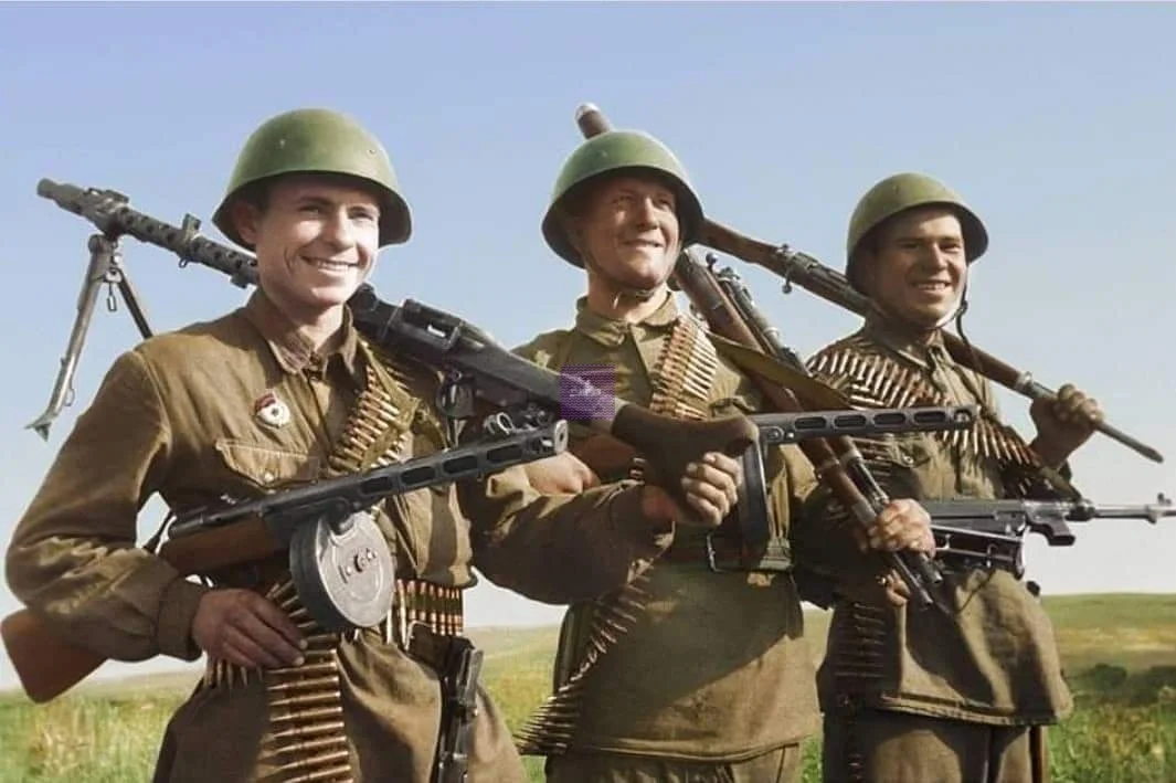 1942年5月3日，几名装备PPSh-41冲锋枪的苏军士兵拿着刚从德军...