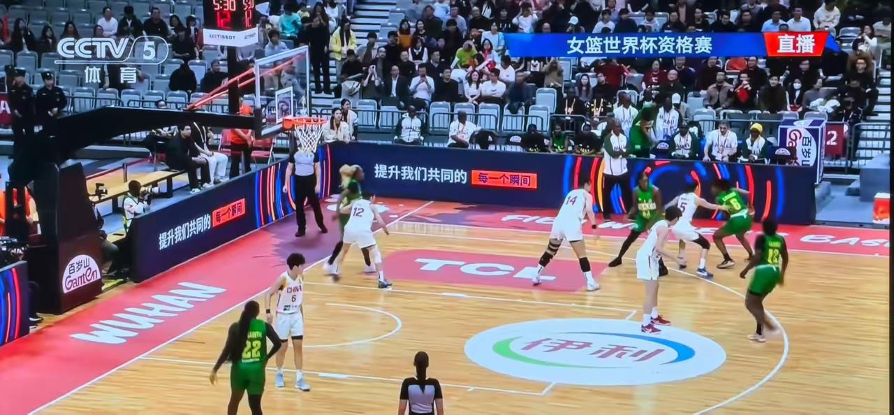 中国女篮对阵马里女篮，第一节比赛与对手打成20平。
马里女篮并不是很弱，开局进攻