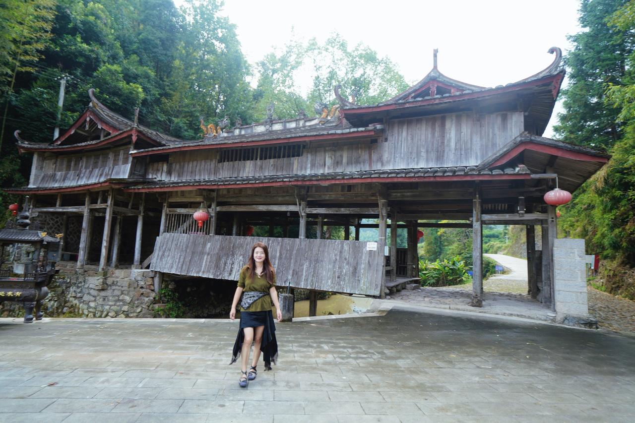 三访泰顺仙洞虹桥，雨歇才入村。
廊桥静坐，听溪水鸟鸣。
桥头石像，南宋武状元蔡起