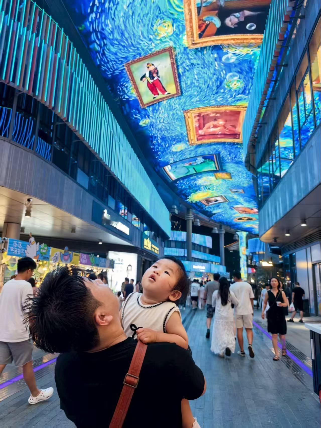 带着我的小情人跟她妈妈约会的一天，一个化好妆美美的妆，一个穿好漂亮的衣服。

一