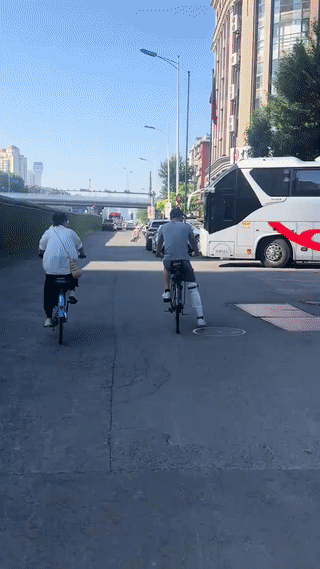 腿都伤成这样了？
都打上石膏了？
这位天津大叔竟然还敢在街上骑自行车？
难怪人们