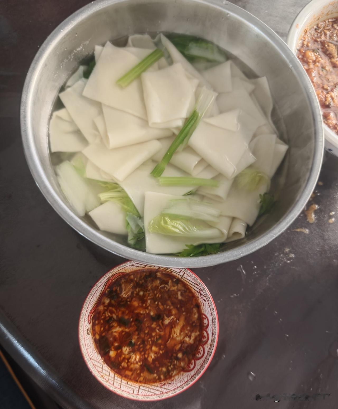 今天中午饭家里做擀面片，调了一些蒜泥和西红柿鸡蛋汁子，当做蘸水面好吃😋。