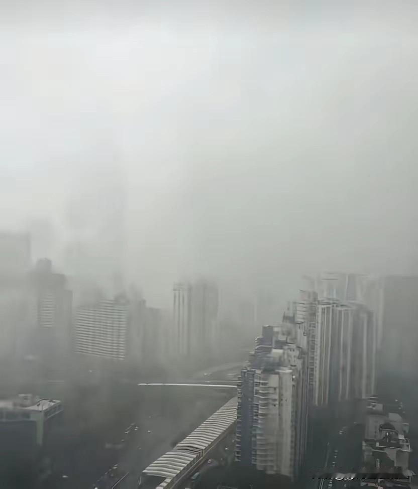 深圳暴雨来袭，这些事项要注意！
 
今天深圳的雨可真是“疯狂输出”啊，从早上五点