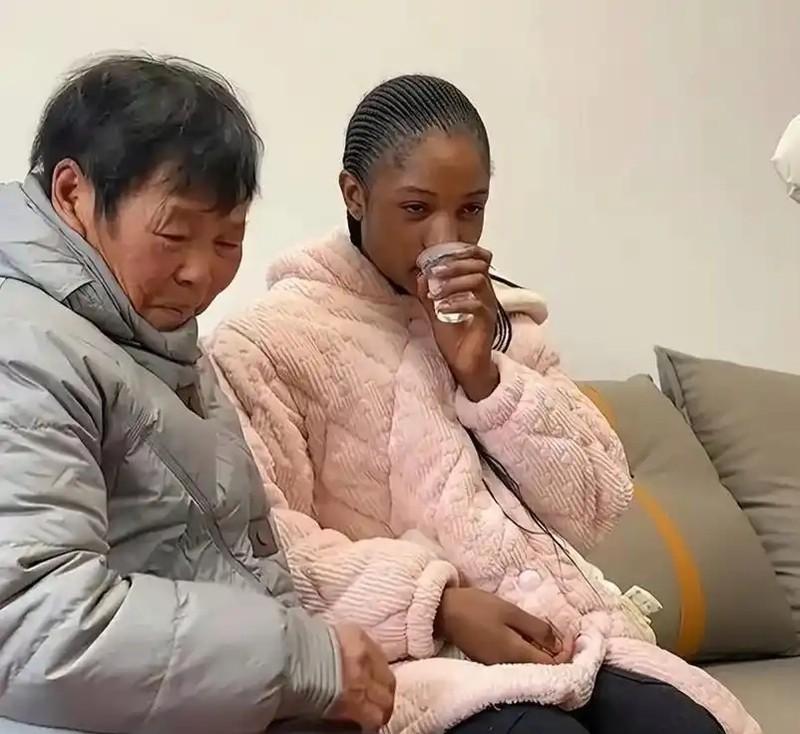 麦当劳打工养大球星，希拉靠一双手如何逆袭改变儿子命运？
希拉来自赤道几内亚的巴塔