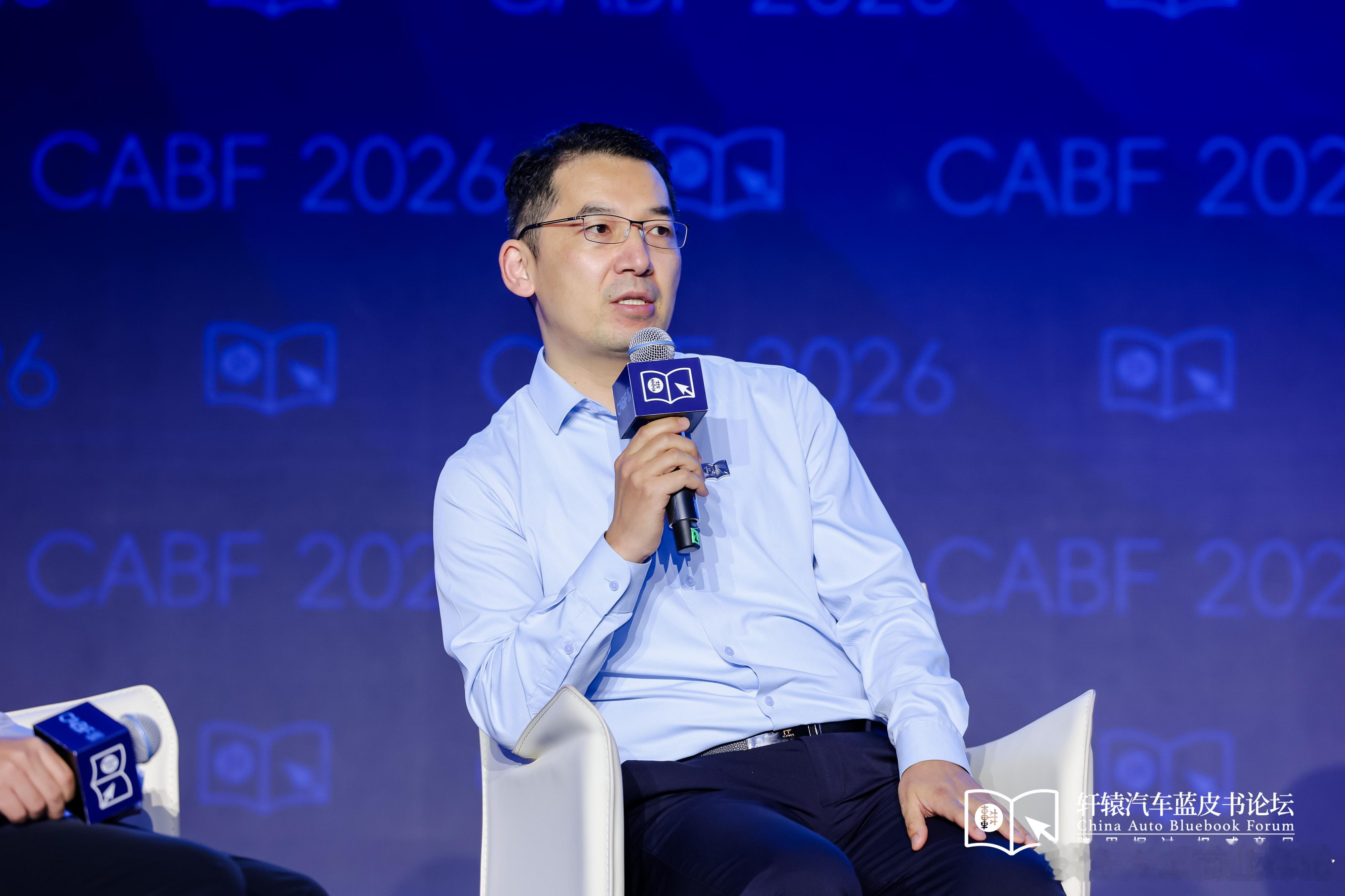 车企快背不动推理成本了2026轩辕汽车蓝皮书论坛 5月16日，在广州举行的202