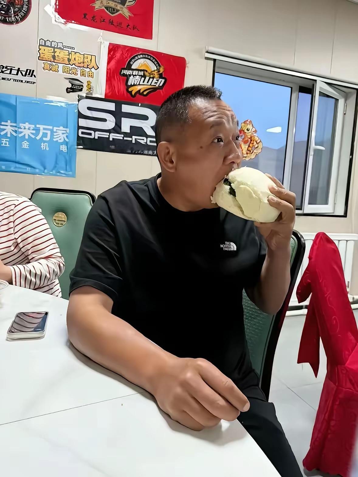 胖东来就是不惯着房东人，就是不想助长恶习气。
他已经不把钱看得那么重了，赚钱已经