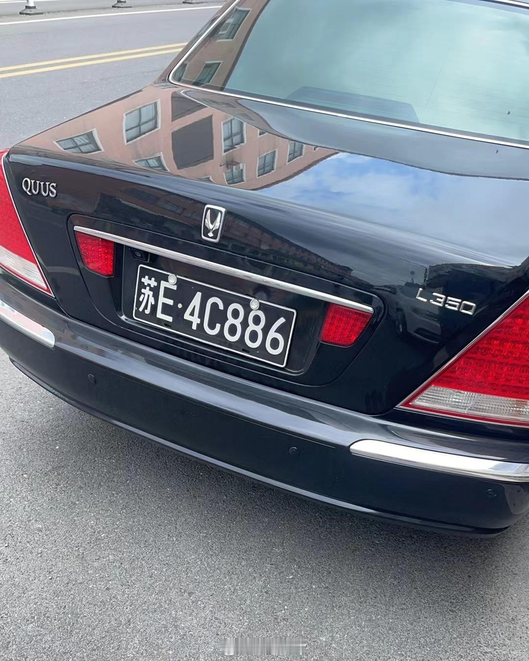 苏州的黑牌雅科仕，第一次看到原来黑牌也有数字之间穿插字母的车牌号段。[哆啦A梦吃