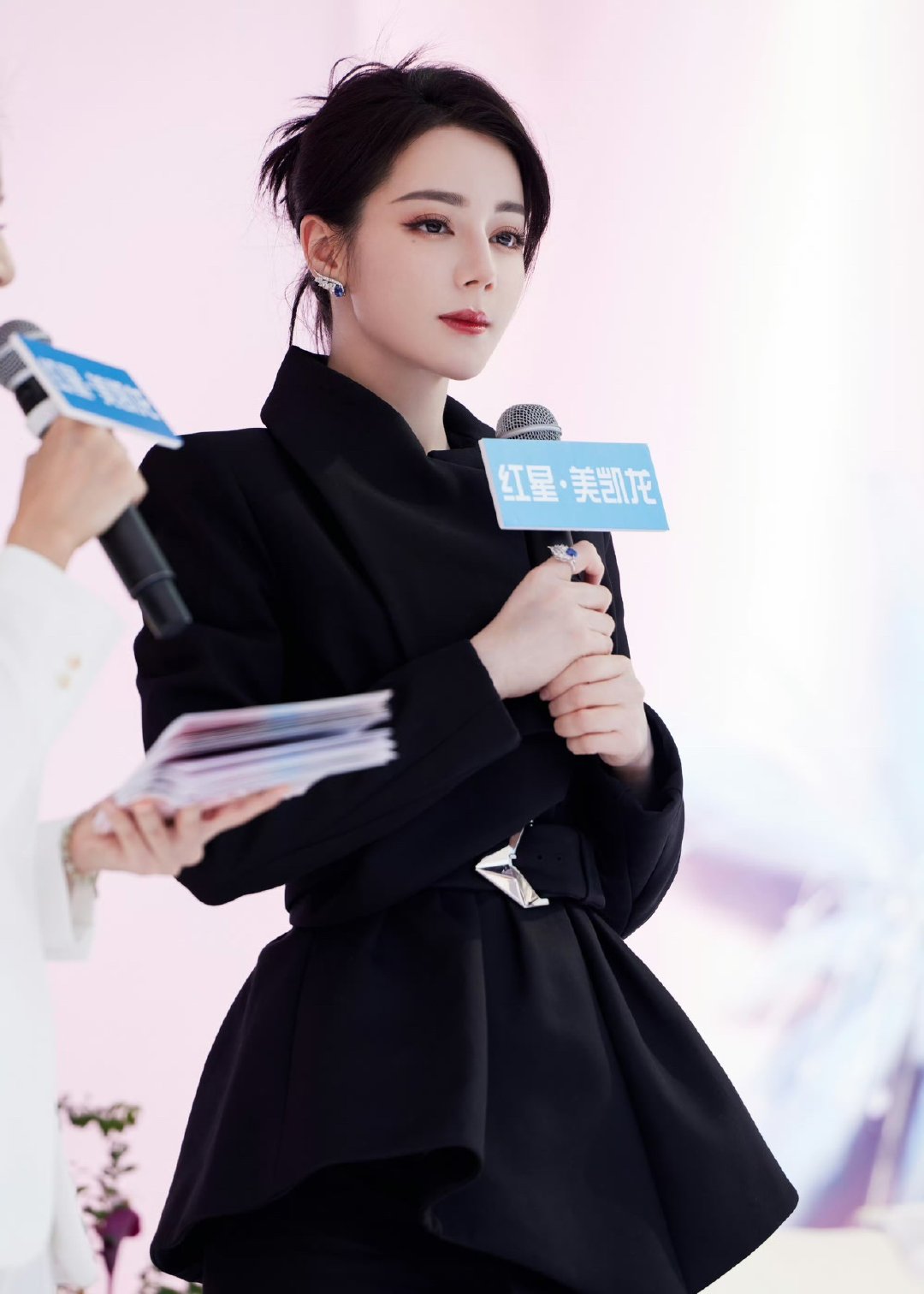 迪丽热巴为热烈生活加冕