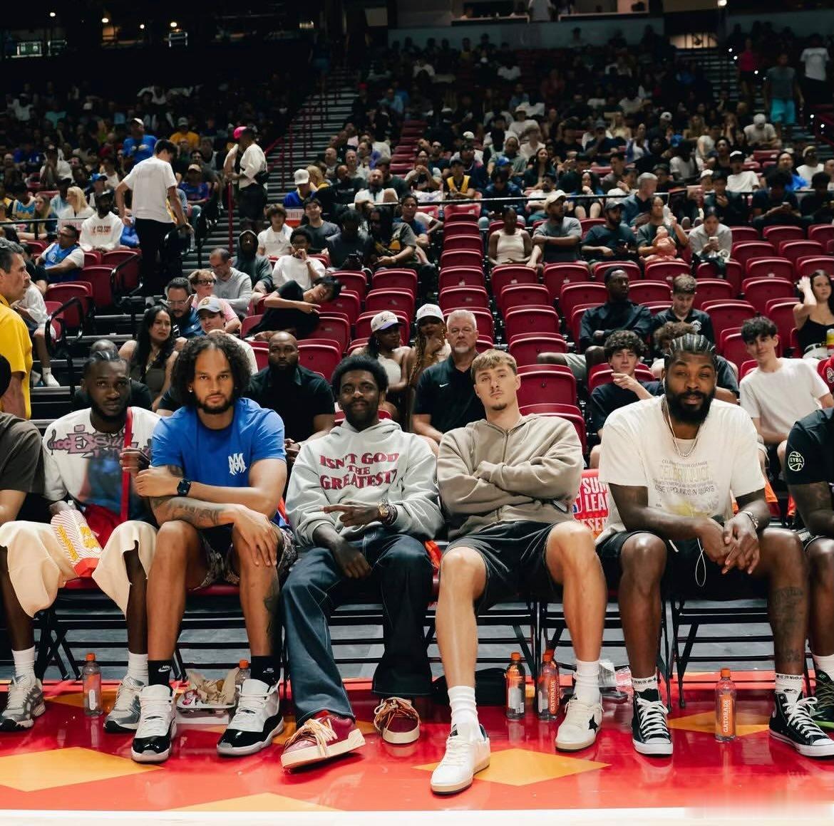 MFFL 莱夫利、欧文、弗拉格、马绍尔在场边观看我牛的夏季联赛比赛。MFFL文班