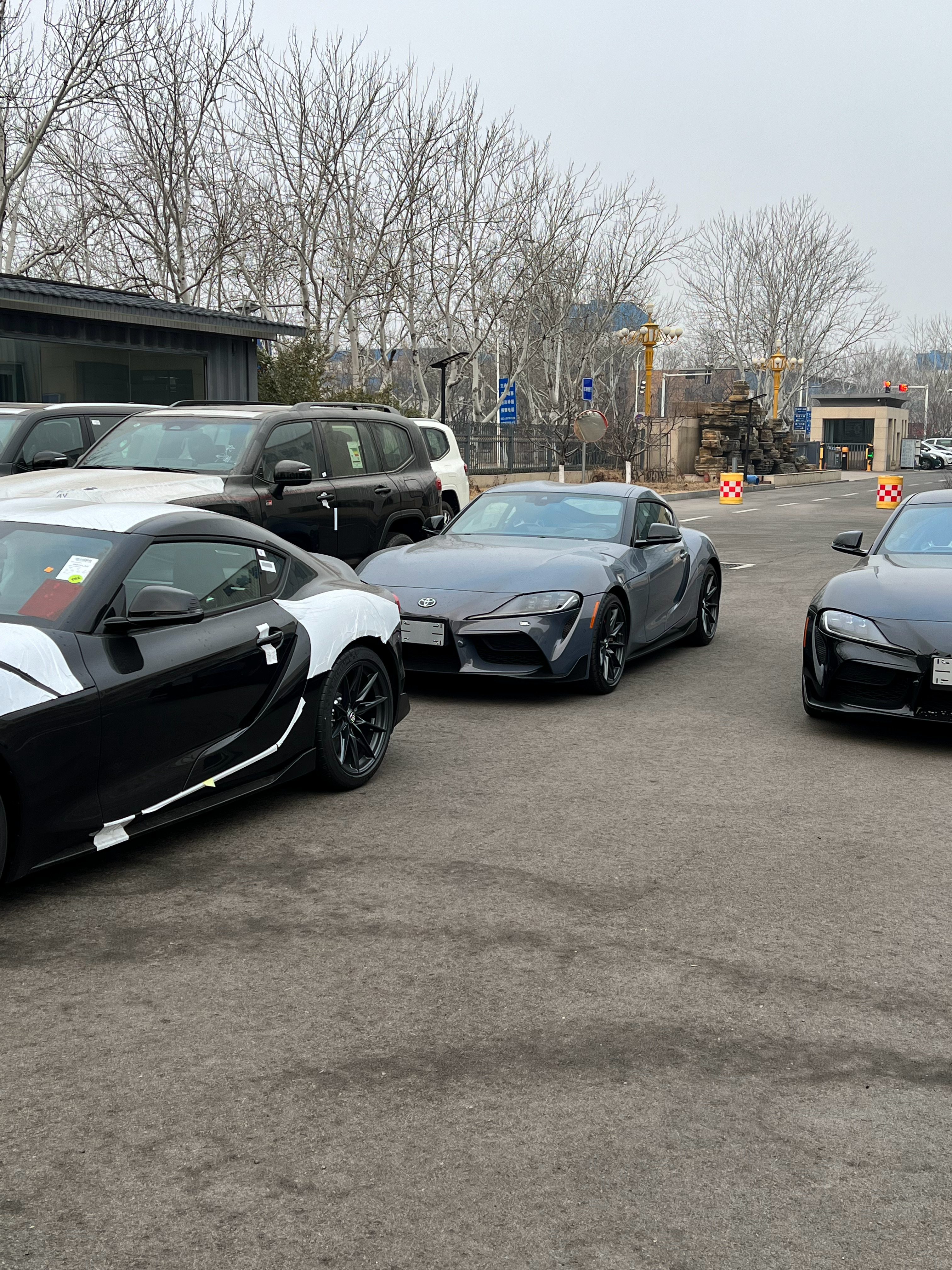 三台GR Supra 安排检测今天计划交付一台黑色清关完成后，黑白灰红蓝，都有现
