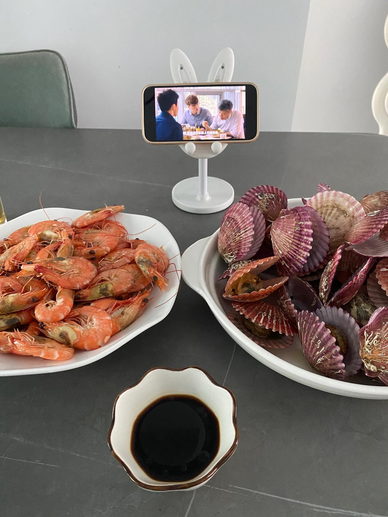 中午买了活虾跟扇贝，我很喜欢吃鲜虾，扇贝相对吃的少一点，因为处理不好里面的沙子，