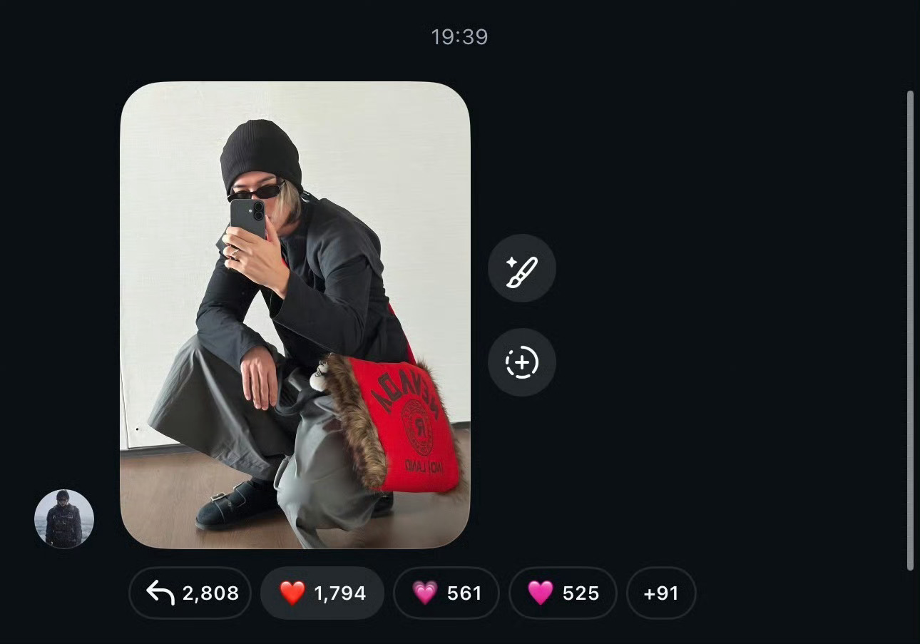 蔡徐坤潮男ootd一身低调素色穿搭不单调，红色毛绒挎包成为整套造型点睛之笔，蔡徐