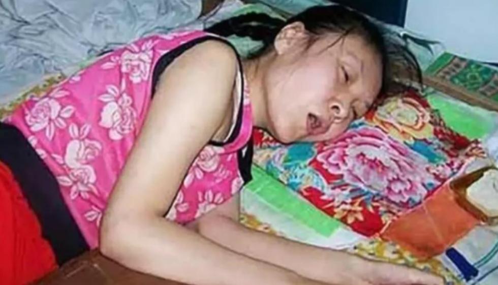 2003年，亲哥扇了她俩耳光，她趁机装瘫了，这一瘫就瘫了20年！真是装瘫界的翘楚