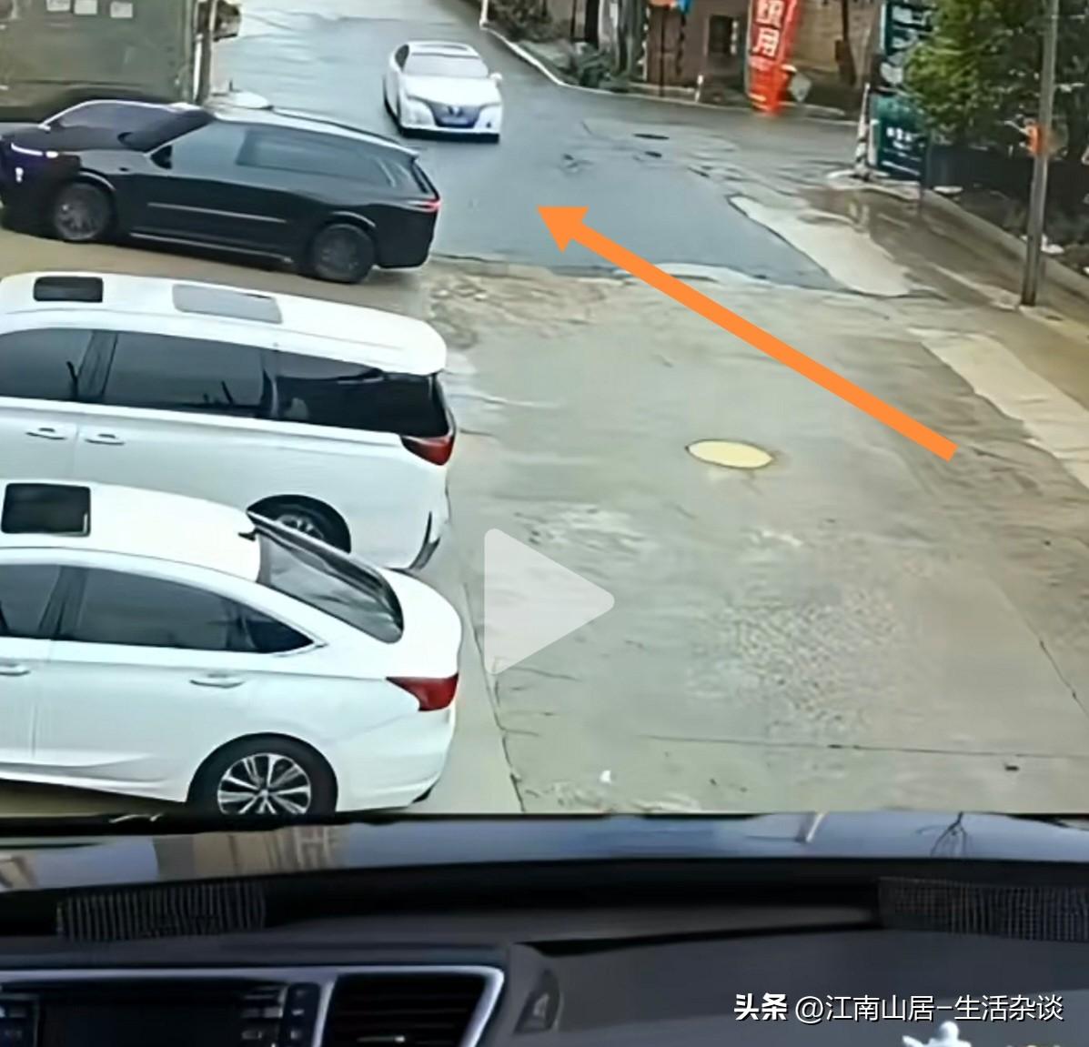 这种情况，到底是哪辆车的责任？黑色车辆在缓慢的倒车，白色车辆直线行驶过来。两辆车
