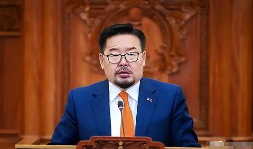蒙古频频靠拢北约引全网热议，地缘专家直言贸然入约两小时便国本崩塌，被中俄全境包裹
