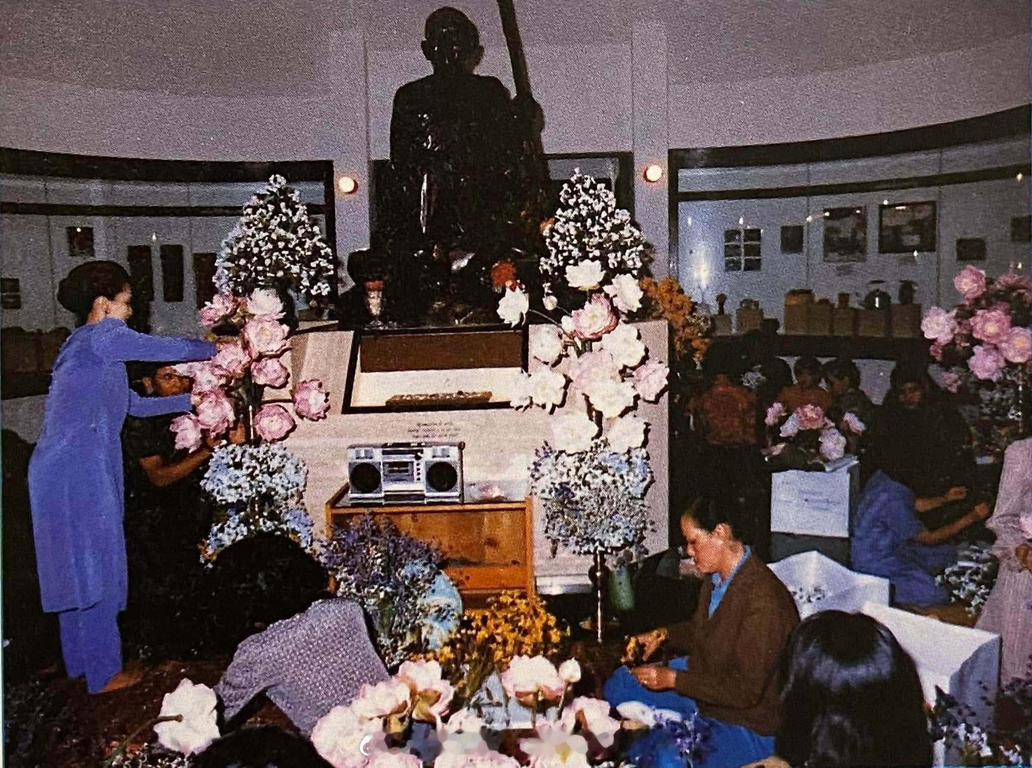 王室王室泰国王室暹罗往事 老照片：1983年11月16日，红唇姐参观博物馆，并亲