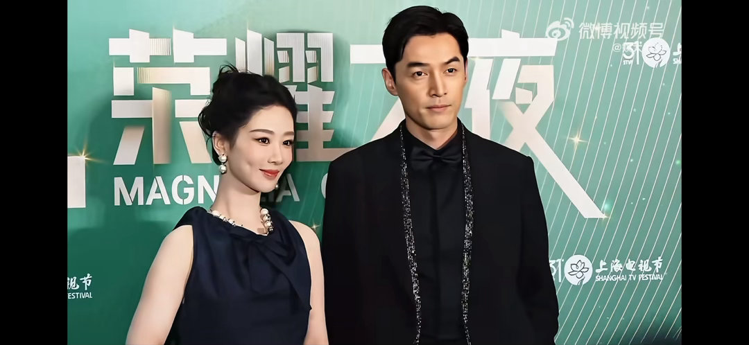 胡歌杨紫都是顶顶好的人 看他俩互动能看出来相处的蛮好 看杨紫和胡歌后台拥抱那个视