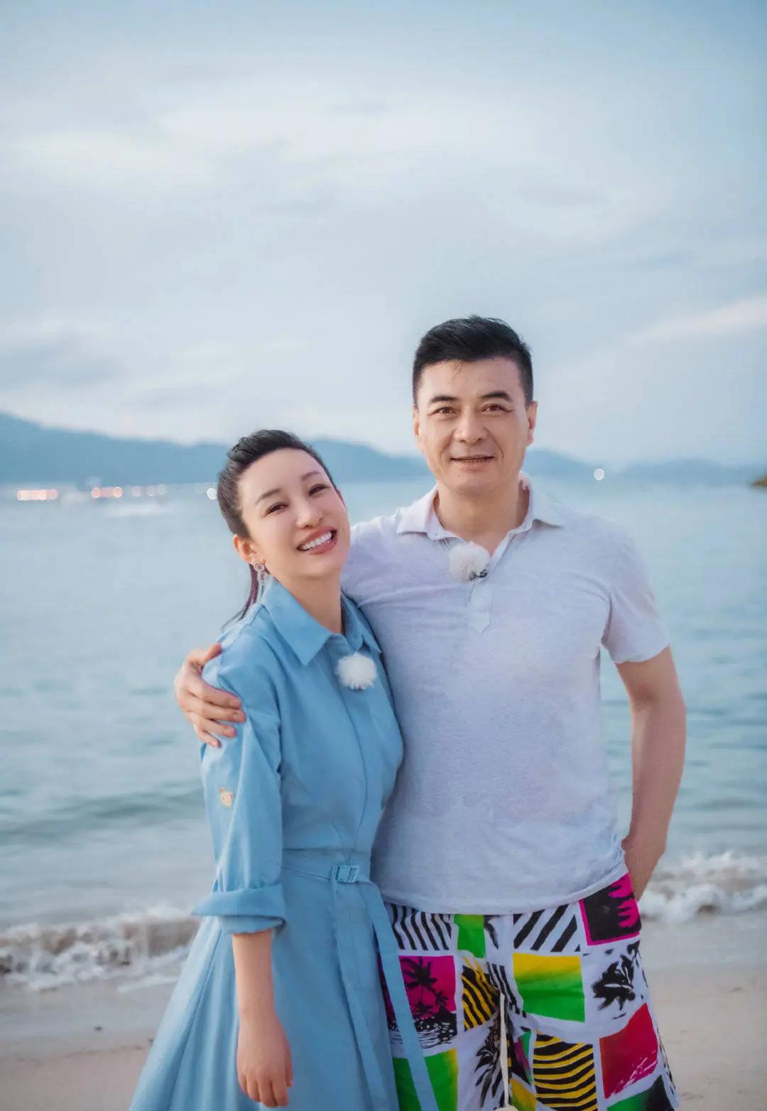 秦海璐曾哽咽直言："当年我老公去我们家提亲，我妈妈跟王新军说之所以同意你俩的婚事