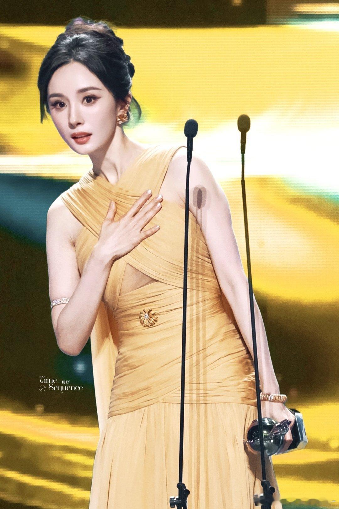 杨幂杨幂 ym杨幂哈尔滨一九四四 ym杨幂没有一顿火锅解决不了的事“如果思念有声