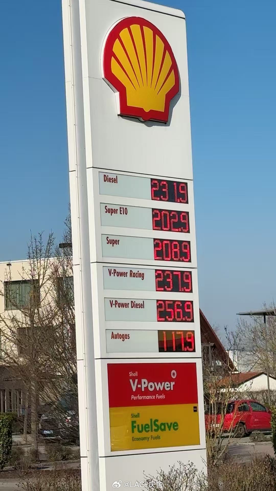 国内油价将迎5连涨 涨多跌少，早已成常态。油价跟着国际涨，却很少跟着跌，该加油的