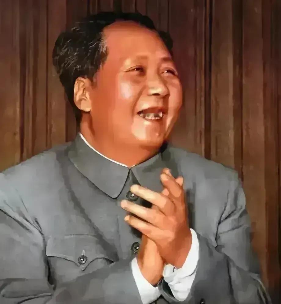 🙏请停留几秒，为伟人点个赞送朵花💐
《毛泽东思想永放光明》
在祖国的天空下，