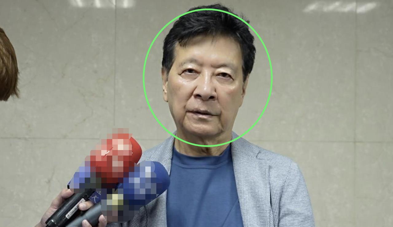 赵少康妄称“让台湾重新伟大”，等于宣扬“两国论”。

担任了“战斗蓝”召集人，赵