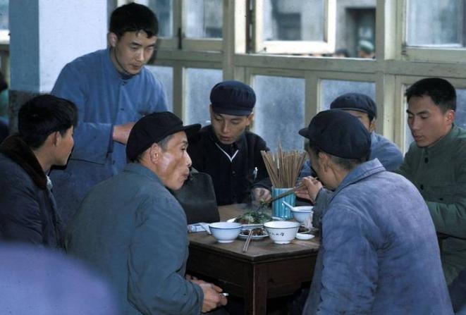 假如前30年也卖土地，也修楼房卖，也卖矿山，会像有的人攻击30年就是一个穷吗？ 