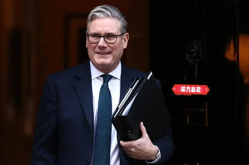 当地时间12日，据英国首相府消息，英国首相斯塔默和法国总统马克龙通电话讨论中东局