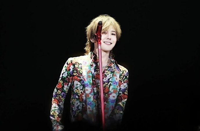 工作暂停我要和权志龙握手 工作暂停我要和权志龙握手，不是我说权志龙你的宠爱小细节