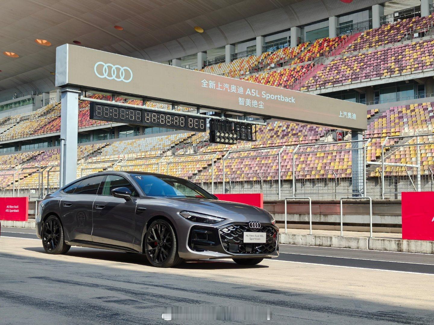 来学习上汽 A5L Sportback 的相关知识，一会儿还得去跑上赛小圈，简单