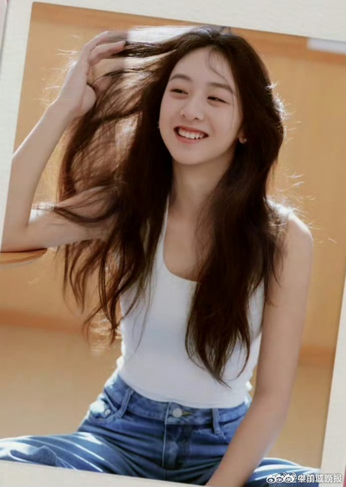 【#田亮女儿森碟18岁了#】#田亮女儿森碟18岁生日照# 4月15日，女儿森碟（