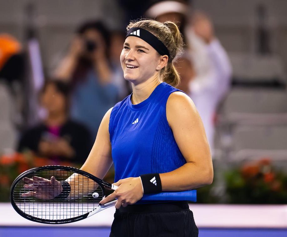 昨晚耗时2个半小时淘汰卡琳斯卡娅后，穆霍娃中国赛季背靠背进半决赛。穆霍娃今年6月