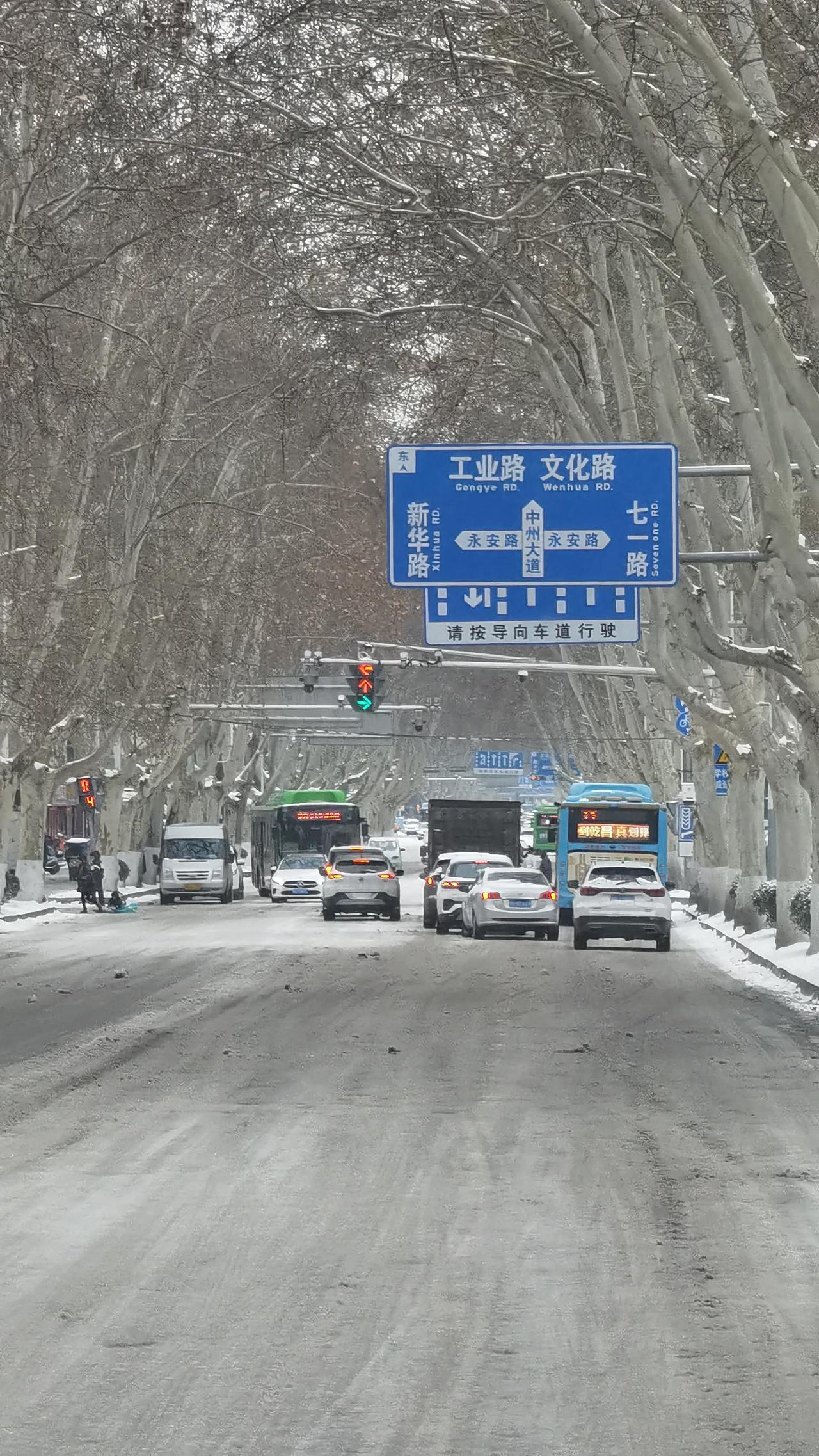 南阳公交好样的 顶风冒雪送乘客
