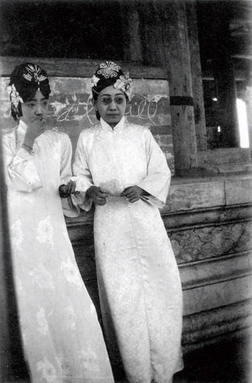 这不是剧照，而是真实老照片。照片里的两人，一位是郭布罗·婉容——清朝最后一位皇后